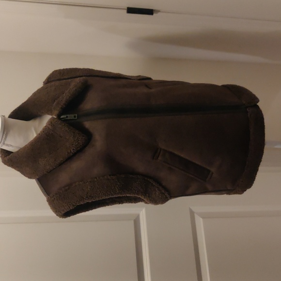 New! FRYE Faux Shearling Mocha brown Vest sz M - Picture 6 of 14